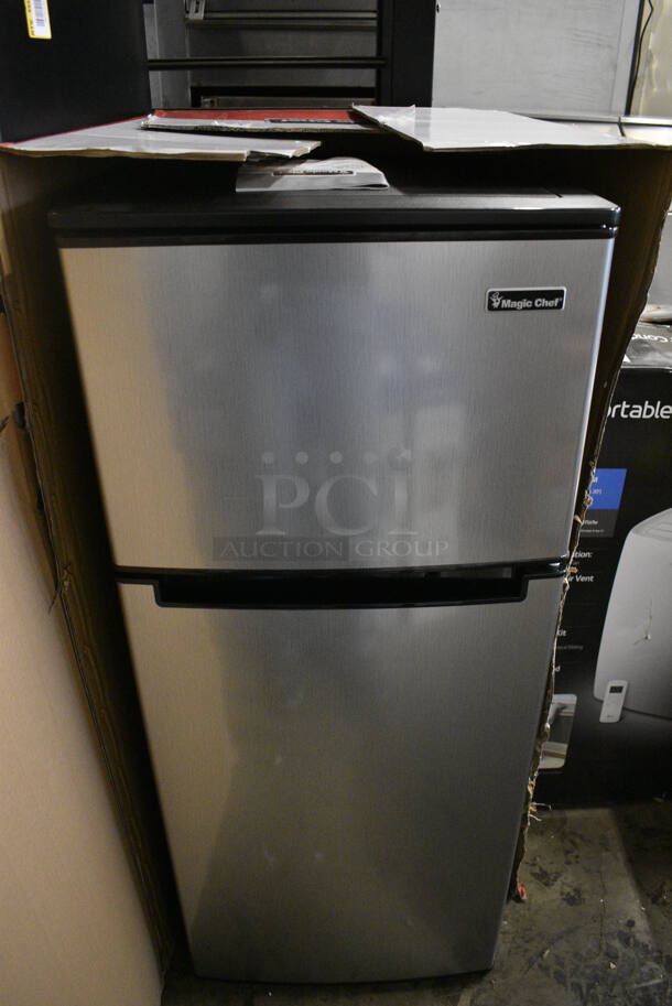 BRAND NEW SCRATCH AND DENT! Magic Chef HMDR450SE Metal Cooler Freezer Combo Unit. 115 Volts, 1 Phase. 20.5x18.5x46.5