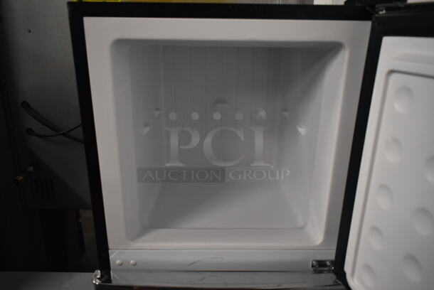 Frigidaire EFR451 Stainless Steel 2 Door Reach In Cooler. 115 Volts, 1 Phase. Tested and Powers On But Does Not Get Cold
 - Image 3 of 6