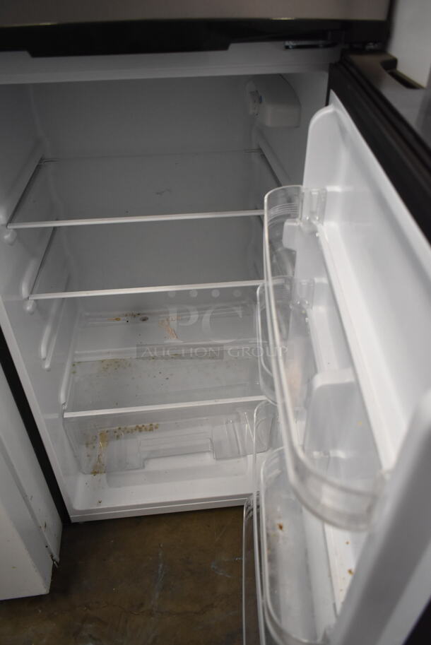 BRAND NEW SCRATCH AND DENT! Thomson TFR725 7.5 CF Refrigerator with Top Freezer Platinum. 115 Volts, 1 Phase. Tested and Working! - Image 3 of 4