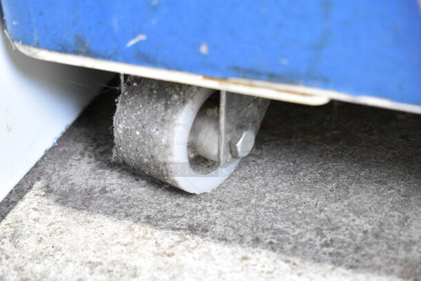 AHT RIO S Metal Commercial Chest Freezer Merchandiser on Commercial Casters. 115 Volts, 1 Phase. Tested and Working! - Image 5 of 7