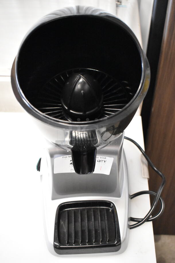 BRAND NEW SCRATCH AND DENT! Hamilton Beach 66900 Countertop Electric Citrus Juicer. 120 Volts, 1 Phase. Tested and Working! - Image 5 of 9