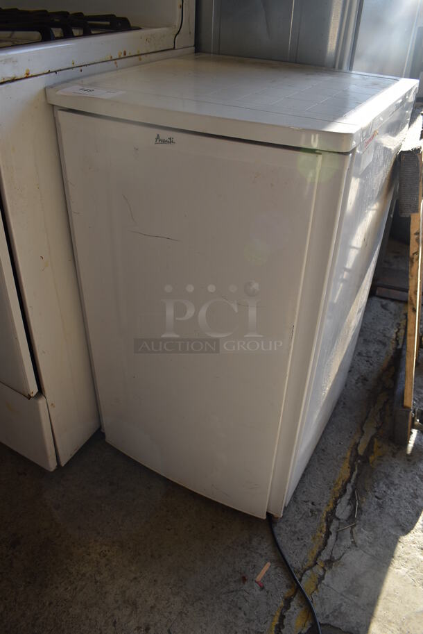 Avanti RM4400W Metal Mini Cooler. 115 Volts, 1 Phase. 20x21x34. Tested and Working! - Image 2 of 6