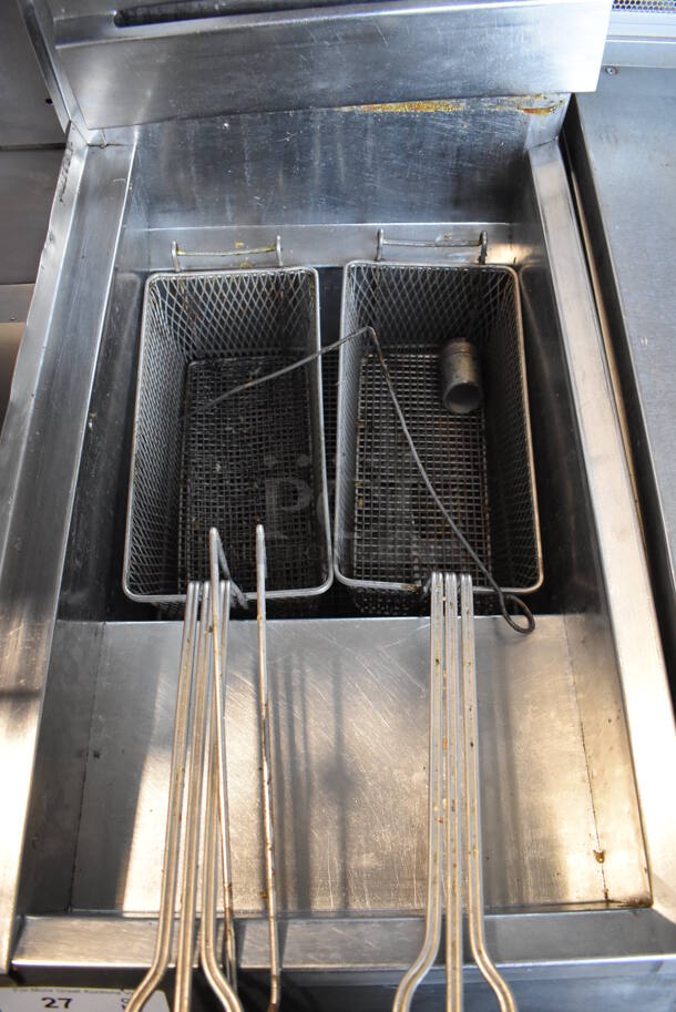 Pitco Frialator Stainless Steel Commercial Propane Gas Powered Deep Fat Fryer w/ 2 Metal Fry Baskets. - Image 4 of 5
