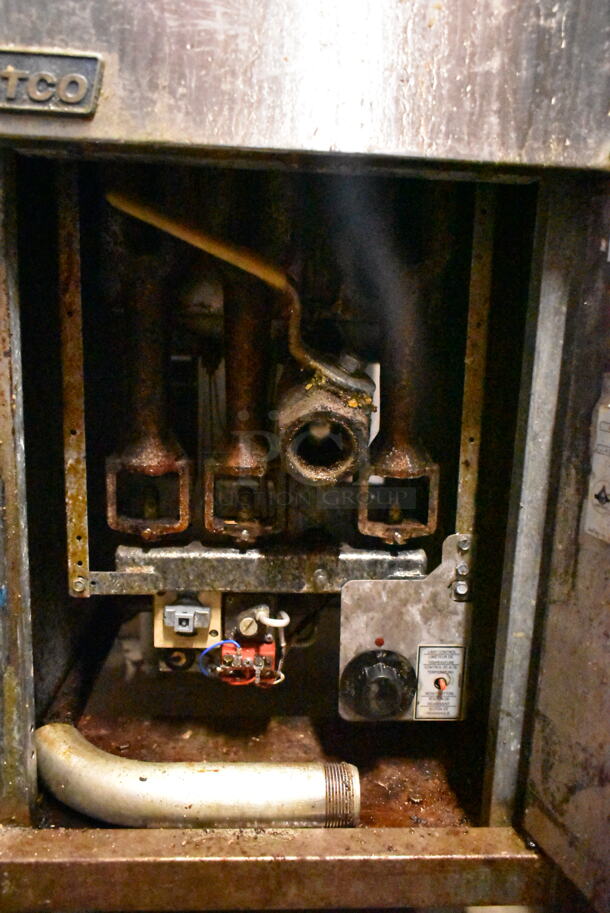 Stainless Steel Commercial Natural Gas Powered Deep Fat Fryer w/ 2 Metal Fry Baskets. 90,000 BTU.  - Image 4 of 6