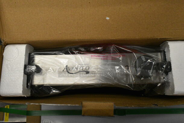 BRAND NEW SCRATCH AND DENT! Avantco 177EB100 Single Burner Countertop Range. 120 Volts, 1 Phase.  - Image 3 of 4