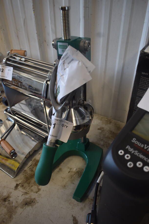 BRAND NEW SCRATCH AND DENT! Garde XL MCJ2 Manual Commercial Citrus Juicer Tested and Working! - Image 3 of 4