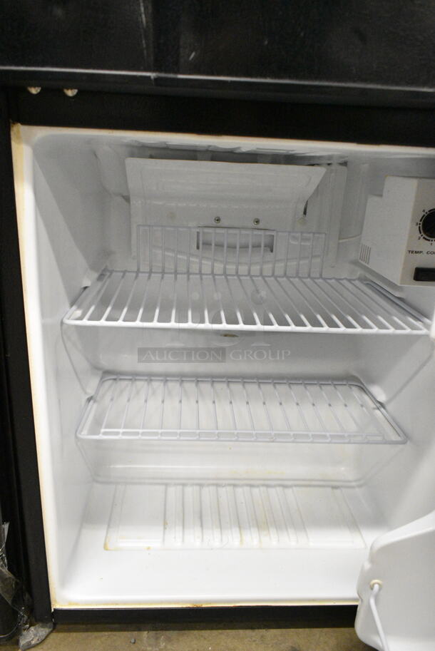 2.9MFR Metal Mini Cooler w/ Freezer. 115 Volts, 1 Phase. Tested and Working! - Image 4 of 6