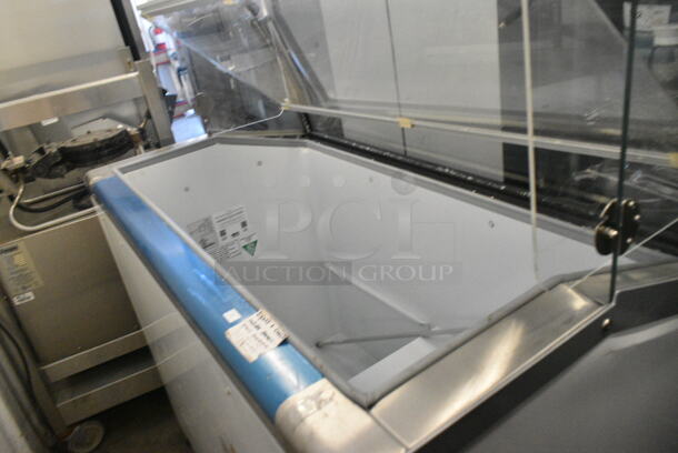 BRAND NEW SCRATCH AND DENT! Master-Bilt DD-46 LCG Metal Commercial Ice Cream Dipping Cabinet on Commercial Casters. See Pictures for Broken Glass. 115 Volts, 1 Phase. Tested and Working! - Image 4 of 6