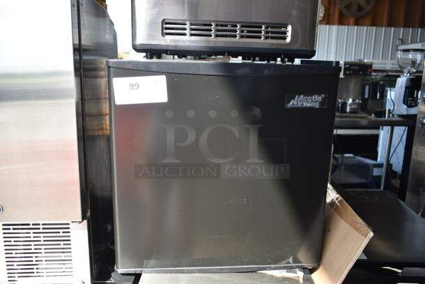 BRAND NEW SCRATCH AND DENT! Arctic King AFRMO16AEB Metal 1.6 Cubic Foot Mini Cooler. 115 Volts, 1 Phase. Tested and Working! - Image 2 of 5
