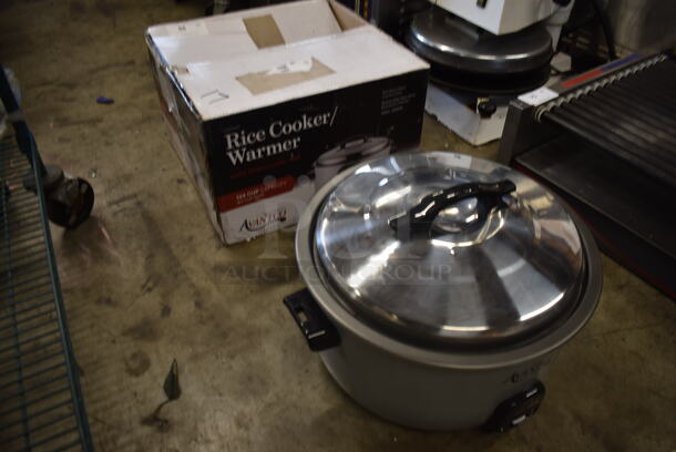 BRAND NEW IN BOX! Avantco 177RCA124 Stainless Steel Electric Countertop 124 Cup Rice Cooker/Warmer With Scooper and Cup. 240V. Tested And Working!  - Image 2 of 5