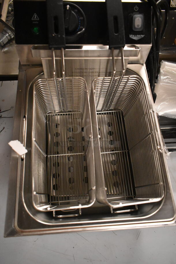 BRAND NEW SCRATCH AND DENT! 
Vollrath CF-1800 10 lb. Commercial Countertop Deep Fryer w/ 2 Metal Fry Basket. 120 Volts, 1 Phase. Tested and Working! - Image 4 of 6