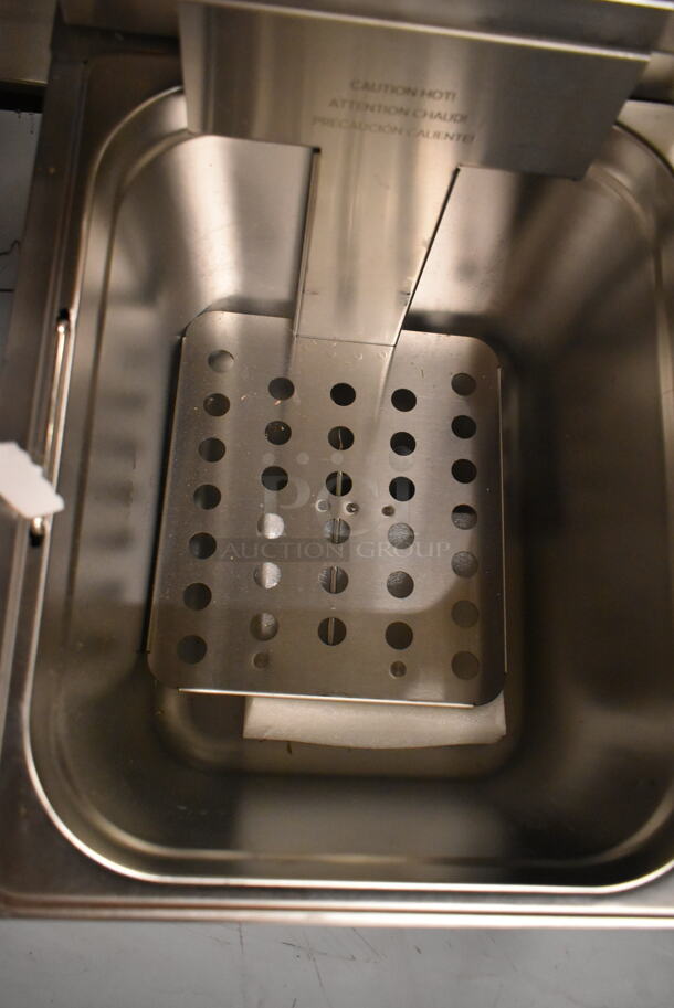 BRAND NEW SCRATCH AND DENT! 
Vollrath CF-1800 10 lb. Commercial Countertop Deep Fryer w/ 2 Metal Fry Basket. 120 Volts, 1 Phase. Tested and Working! - Image 5 of 6