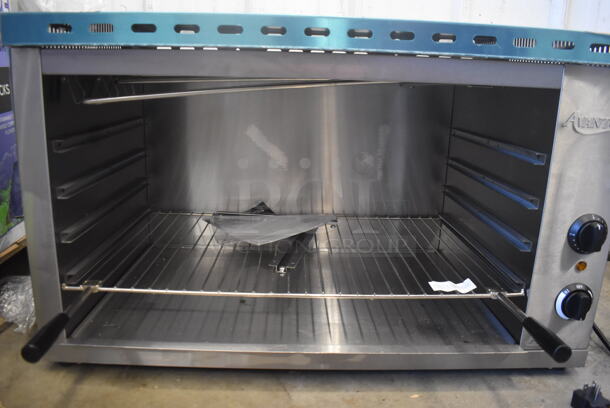 BRAND NEW SCRATCH AND DENT! Avantco 177CHSME32M 32" Electric Countertop Cheese Melter - 208/240V, 2700/3600W. Tested and Working! - Image 4 of 6