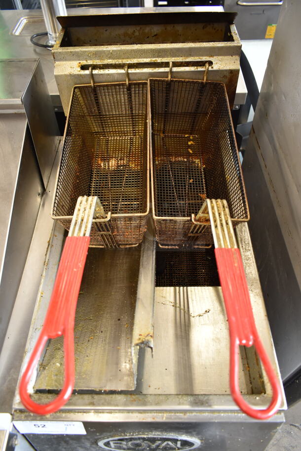 Royal REEF-35 Stainless Steel Commercial Floor Style Natural Gas Powered Deep Fat Fryer w/ 2 Metal Fry Baskets. 24,000 BTU. - Image 4 of 8
