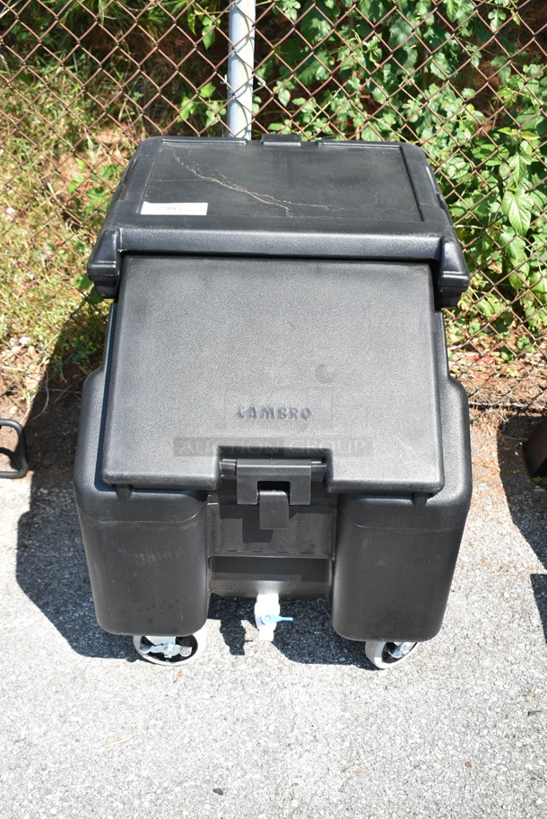 BRAND NEW SCRATCH AND DENT! Cambro CS100 SlidingLid™ Black Mobile Ice Bin - 100 lb. Capacity - Image 2 of 8