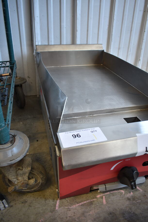 BRAND NEW SCRATCH AND DENT! 2023 Avantco 177CAG15MG Chef Series CAG-15-MG 15" Countertop Gas Griddle with Manual Controls. 30,000 BTU - Image 2 of 8