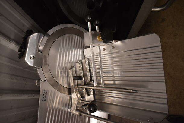 BRAND NEW SCRATCH AND DENT! Avantco 177SL713MAN Stainless Steel Commercial Countertop Medium Duty Meat Slicer. 120 Volts, 1 Phase. Tested and Working! - Image 4 of 7