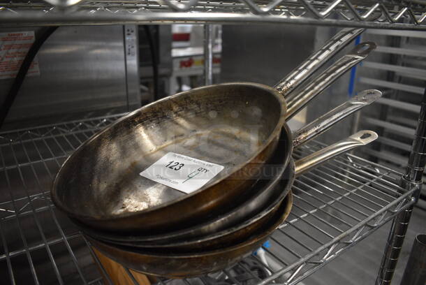 4 Metal Skillets. 18x10x2. 4 Times Your Bid! - Image 1 of 3
