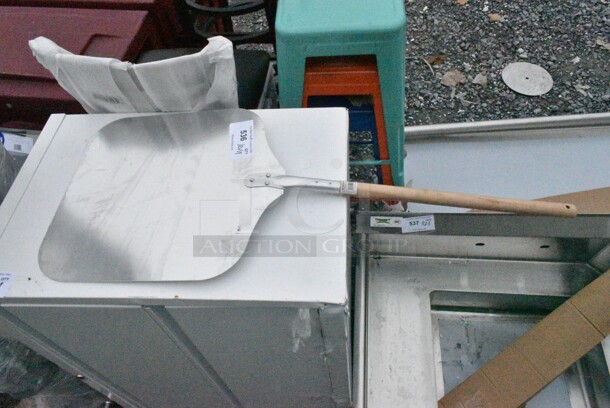 BRAND NEW SCRATCH AND DENT! Choice 407PPA161840 16" x 18" Aluminum Pizza Peel with 22" Wooden Handle - Image 2 of 5