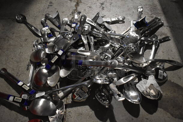 ALL ONE MONEY! Crate of Various BRAND NEW Items Including Serving Spoons and Straining Spoons - Image 5 of 6