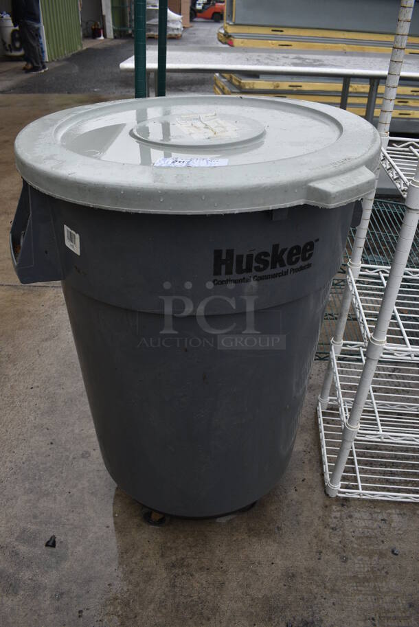 Rubbermaid Huskee Gray Poly Trash Can w/ Lid on Dolly. 26x24x36
