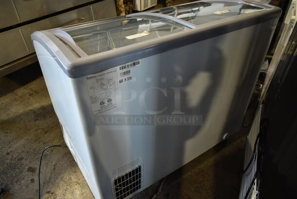 Galaxy 177ICFC9HC Metal Commercial Chest Freezer Merchandiser w/ 2 Poly Coated Baskets. 110 Volts, 1 Phase. Tested and Working! - Image 9 of 9
