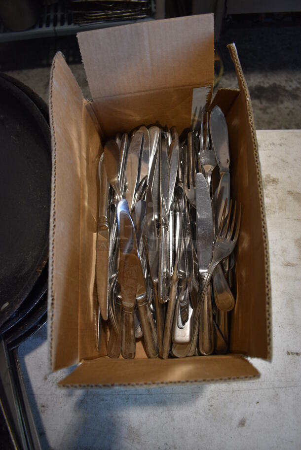 ALL ONE MONEY! Lot of Various Items Including Knives, 15 Metal Skillets, 2 Colanders and Various Metal Bowls. - Image 6 of 6