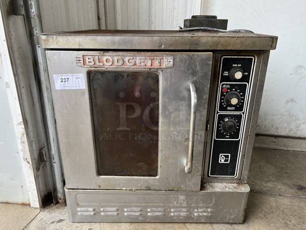 Blodgett Stainless Steel Commercial Propane Gas Powered Half Size Convection Oven w/ View Through Door, Metal Oven Racks and Thermostatic Controls. 30x25x34