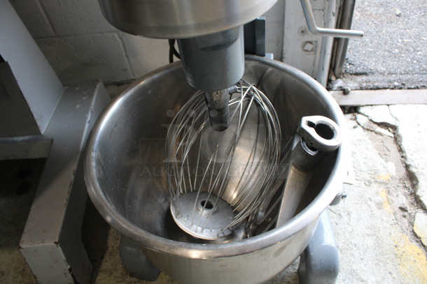 Hobart Model A200 Metal Commercial Countertop 20 Quart Planetary Dough Mixer Stainless Steel Mixing Bowl, Whisk and Paddle Attachments. 115 Volts, 1 Phase. 17x19x31. Tested and Working! - Image 4 of 6