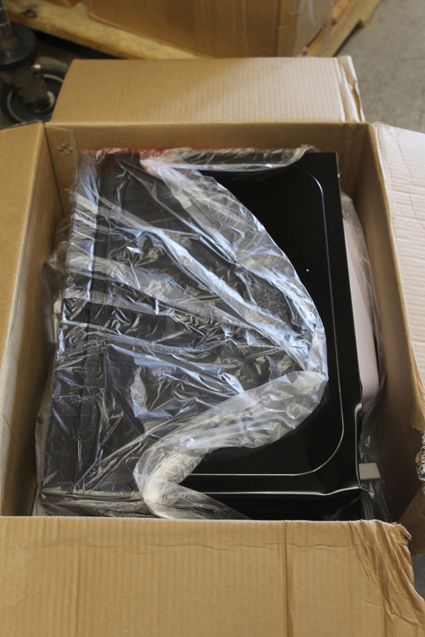 BRAND NEW SCRATCH AND DENT! Criterion CCM071B Countertop Microwave Oven. 120 Volts, 1 Phase.  - Image 3 of 7