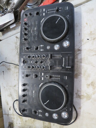 One Pioneer DJ Controller. #DDJ-ERGO-K.