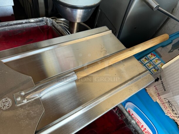 Aluminum Pizza peel with 22" Wooden Handle

 - Image 3 of 3
