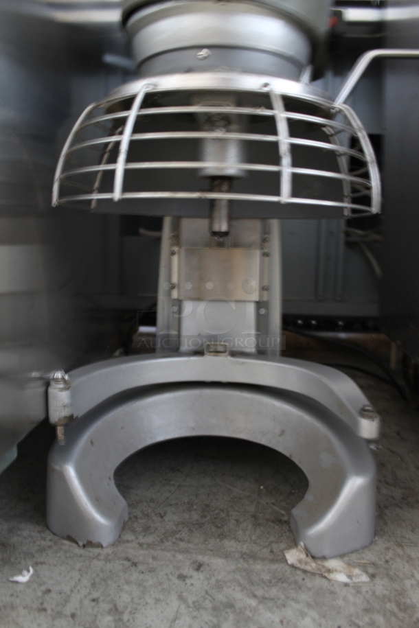 Hobart Legacy HL200 Metal Commercial Countertop 20 Quart Planetary Dough Mixer w/ Stainless Steel Mixing Bowl, Bowl Guard, Paddle and Whisk Attachments. 200-240 Volts, 1 Phase. Tested and Working! - Image 4 of 5
