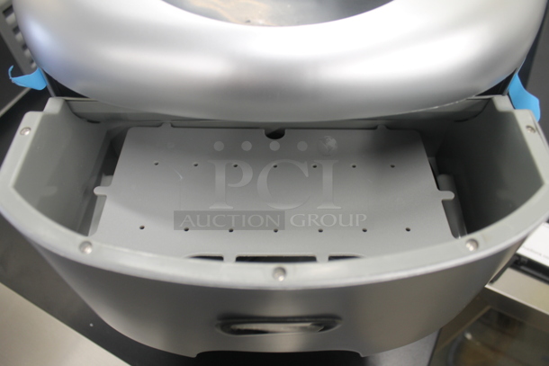BRAND NEW SCRATCH AND DENT! Sno T-1 Portable 35lb Stainless Ice Maker, Silver Finish. 110/115 Volts, 1 Phase. Tested and Working! - Image 6 of 9