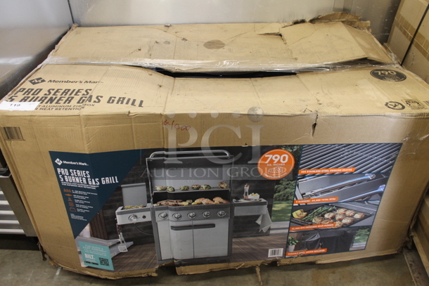 BRAND NEW SCRATCH AND DENT! Members Mark Stainless Steel Commercial Pro Series 5 Burner Propane Gas Powered Grill. Stock Picture Used as Gallery. - Image 3 of 3