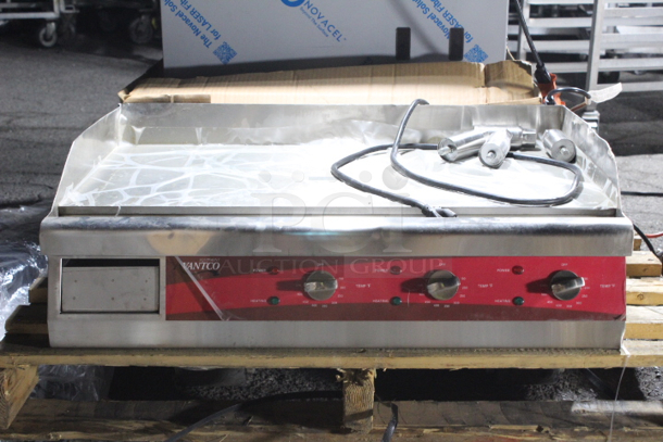 BRAND NEW SCRATCH & DENT!Avantco EG30N 30" Electric Countertop Griddle - 208/240V, 3375W-4500W. Denting on the outside. Spot welds on handle of grease tray are broken. S/N: EG3023120047 30-1/8 x 19 7/16 x 15 3/8. - Image 3 of 7