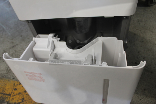 BRAND NEW SCRATCH AND DENT! Black & Decker BD50PMWSA Metal Portable 50 Pint Dehumidifier. 115 Volts, 1 Phase. Tested and Working! - Image 10 of 10