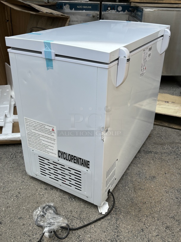 BRAND NEW SCRATCH & DENT! Koolmore SCF-7C 37 In. Commercial Chest Freezer 7 Cu Ft. TESTED! IN PROPER WORKING ORDER.  - Image 6 of 6