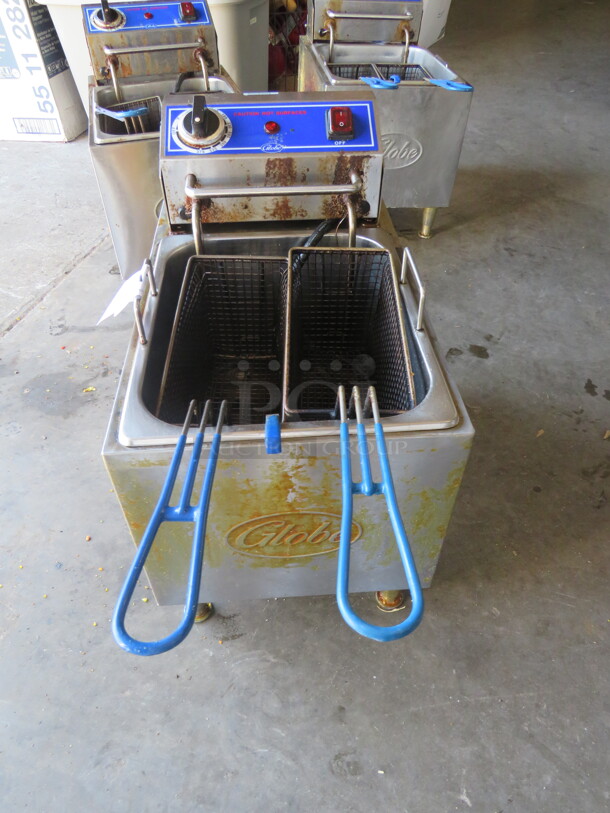 One Globe Table Top Electric Fryer With 2 Baskets. 208/240 Volt. Model# PF16E.  - Image 1 of 1