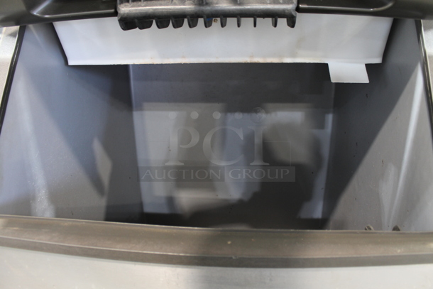 Manitowoc IY0606W-261 Stainless Steel Commercial Ice Machine Head on Manitowoc B570 Commercial Ice Bin. 208-230 Volts, 1 Phase. - Image 4 of 8