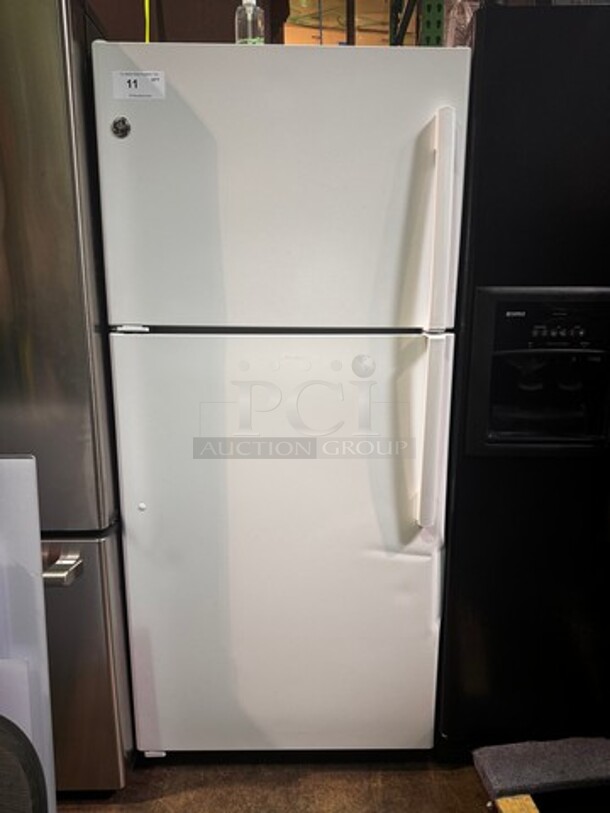 GE 30" Top/Bottom White Refrigerator. (Small Dent) , like new! 63" H x 30" W x 27" D - Image 3 of 8