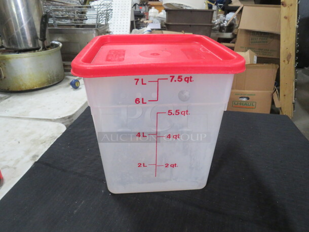 One 7.5 Quart Food Storage Container With Lid.