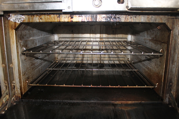 LATE MODEL! Vulcan 60SS-852 Stainless Steel Commercial Natural Gas Powered 6 Burner Range w/ Right Side Flat Top Griddle, 2 Oven, Over Shelf and Back Splash. - Image 6 of 8