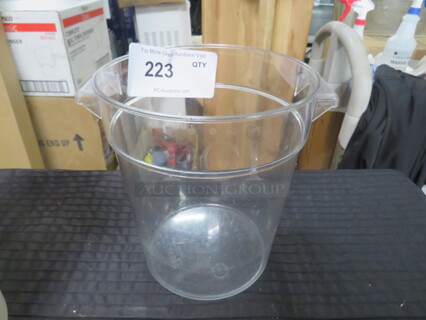 One 4 Quart Round Cambro Container.
