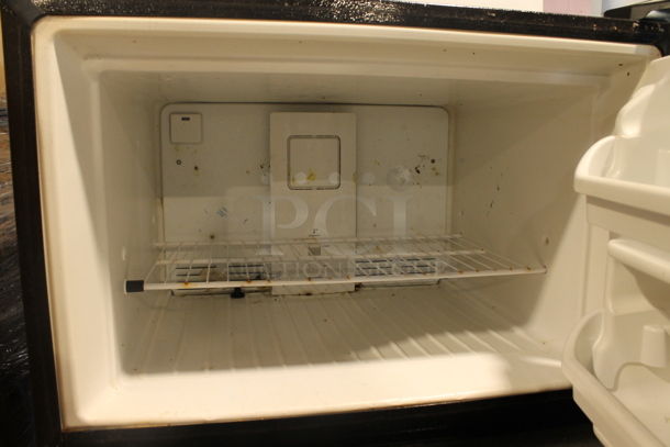 Electrolux FFTR1814QB4A Metal Cooler Freezer Combo. 115 Volts, 1 Phase. Tested and Powers On But Does Not Get Cold - Image 2 of 5