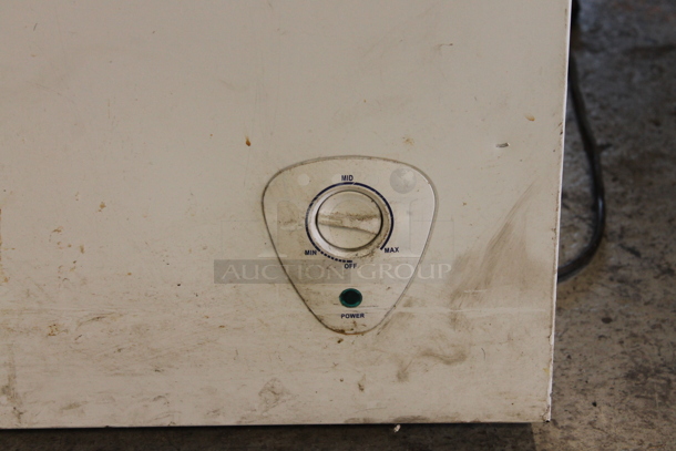 Electrolux FFFC09M1RW Metal Chest Freezer. 115 Volts, 1 Phase. Tested and Does Not Power On - Image 2 of 4
