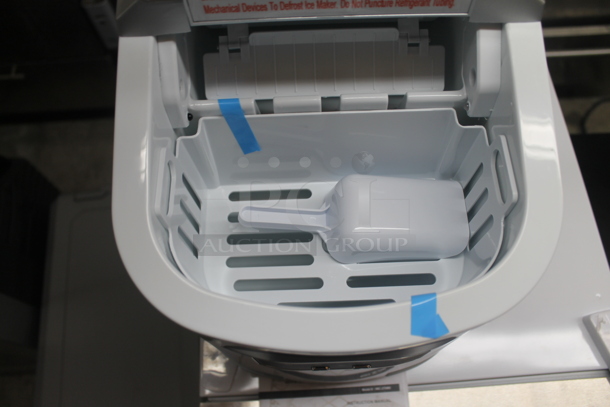 BRAND NEW SCRATCH AND DENT! Whynter IMC-270MS Stainless Steel Compact Portable Ice Maker With Scooper. 115V, 1 Phase. Tested And Working!  - Image 4 of 5