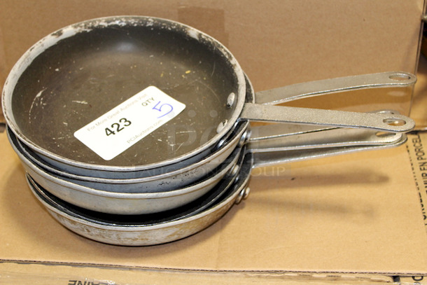 AWESOME VALUE! Browne 5813828 8" Non-Stick Aluminum Frying Pan w/ Solid Silicone Handle. 5x your Bid - Image 1 of 5