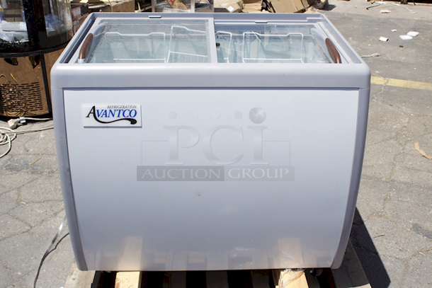 BRAND NEW SCRATCH & DENT! Avantco DFF9-HCL 39" Flat Top Display Ice Cream Freezer. SN:DFF91220230032 Tested. Turns On Does Not Get Cold. 
 - Image 4 of 6