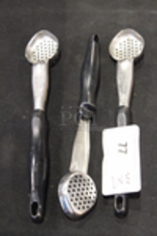 Vollrath 64221 Stainless Steel Heavy-Duty One-Piece 1 Oz. Perforated Oval Spoodle with Black Handle
Length: 12-1/2" x Diameter: 2-5/16"
3x Your Bid